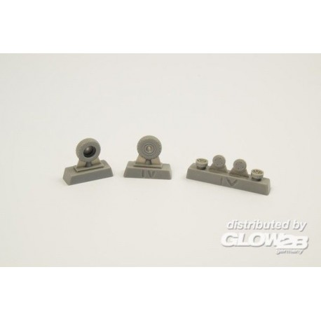 P-40 Wheels-Diamond and Hole Tread f.SH 
