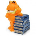 Garfield lehnt an einem Bücherstapel - Großes Sparschwein